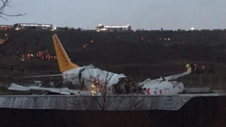 Αεροπλάνο κόπηκε στα τρία σε αεροδρόμιο της Κωνσταντινούπολης! (pics & vid)