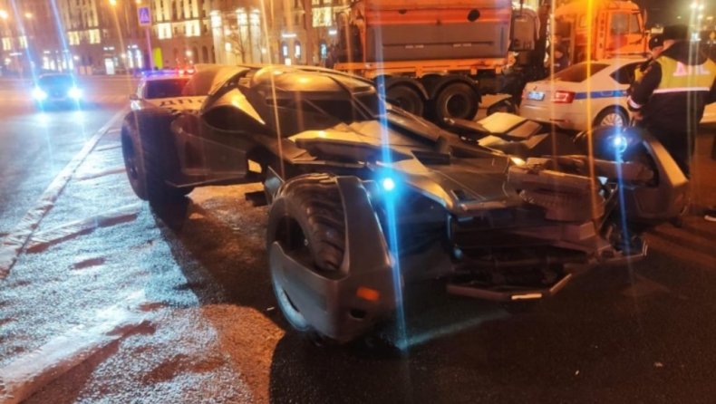 Σήκωσαν το Batmobile με γερανό, επειδή δεν είχε πινακίδες (pics & vid)