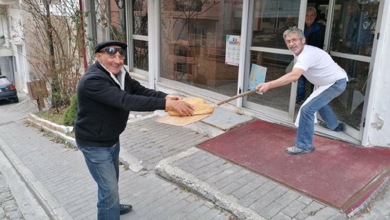 Κοζάνη: Φούρναρης δίνει το ψωμί με το... φτυάρι λόγω κοροναϊού (pics)