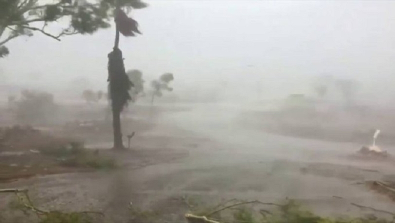 Αυστραλία: Κυκλώνας και καταρρακτώδεις βροχές πλήττουν τις ακτές της χώρας (vid)