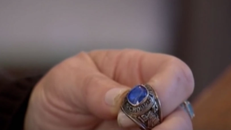 Δαχτυλίδι που χάθηκε στην Αμερική βρέθηκε σε δάσος της Φινλανδίας 47 χρόνια αργότερα (vid)
