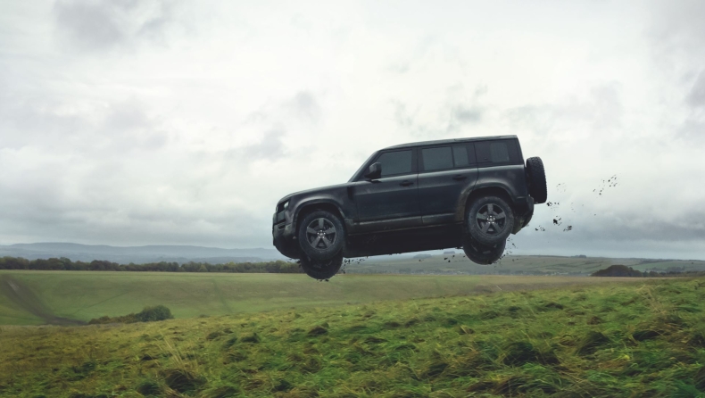 James Bond και Land Rover Defender σε χαμηλές πτήσεις! (vids) 