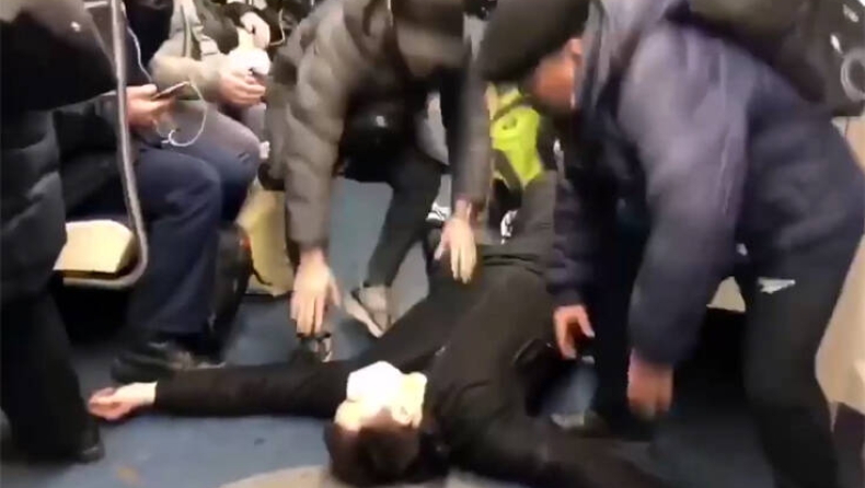 Έκανε μέσα στο μετρό οτι προσβλήθηκε από κοροναϊό και οι επιβάτες έτρεχαν πανικόβλητοι (vid)