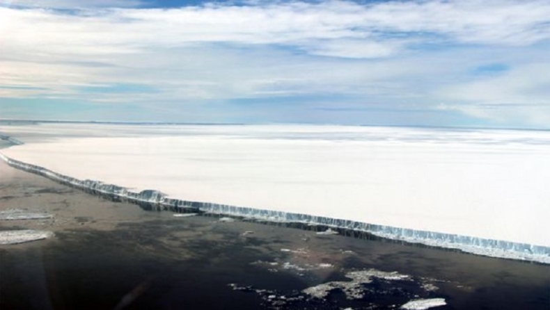 Παγόβουνο τέσσερις φορές όσο το μέγεθος του Λονδίνου βγαίνει στην ανοιχτή θάλασσα! (pics & vids)