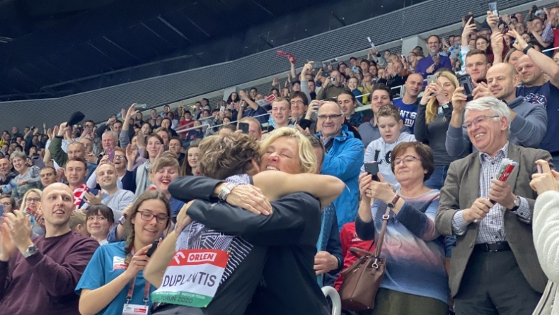Ντουπλάντις: Η αγκαλιά στη μαμά μετά από το παγκόσμιο ρεκόρ (pic&vid)