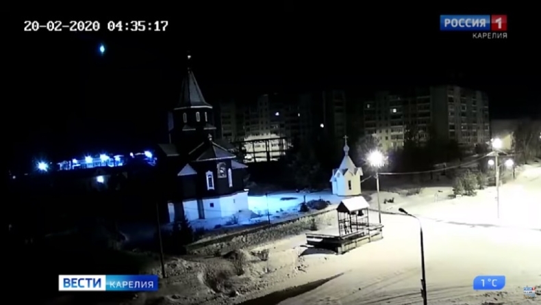 Δέος: Μετεωρίτης φωτίζει τον νυχτερινό ουρανό (vid)