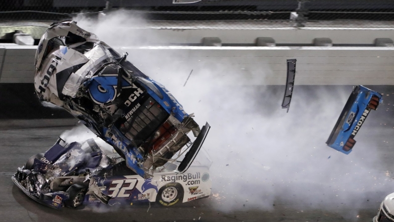 Δραματική σύγκρουση στον αγώνα Daytona 500 (vid) 