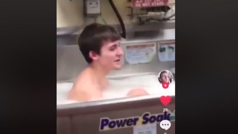 Υπάλληλος fast food έκανε μπάνιο στο νιπτήρα που πλένουν τα πιάτα (vid)