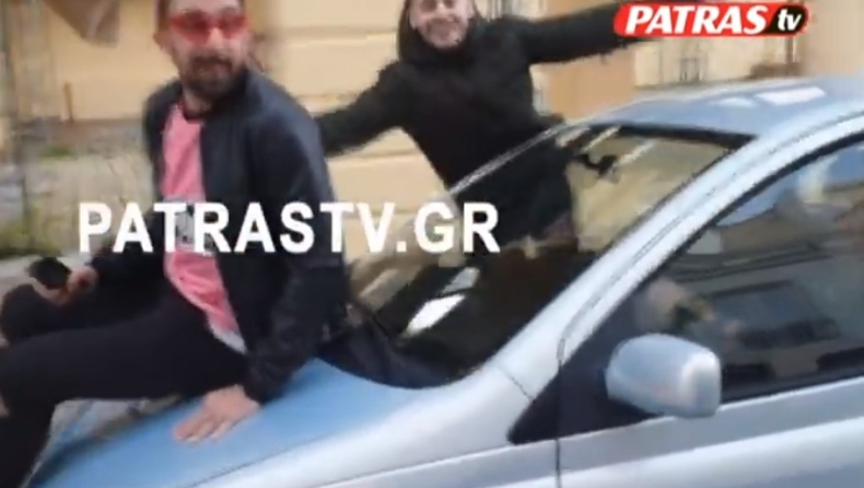 Μεθυσμένος καρναβαλιστής στην Πάτρα σε καπό εν κινήσει αυτοκινήτου (vid)