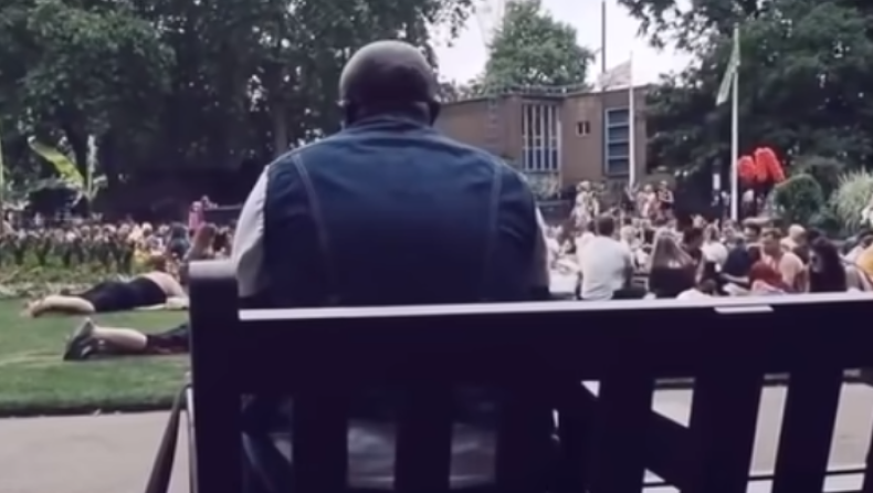 Η μαγική στιγμή που ένας μοναχικός άντρας κάνει ένα ολόκληρο πάρκο να τραγουδάει Bon Jovi (vid)