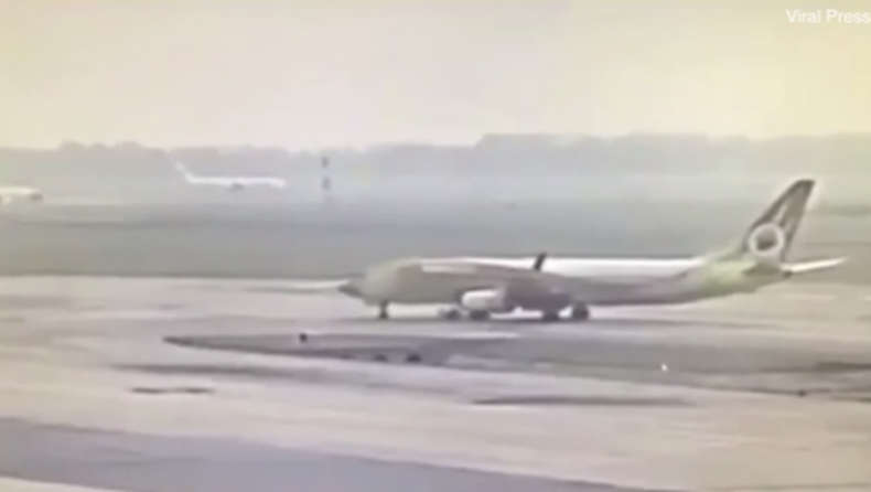 Η στιγμή που αεροπλάνο καταπλακώνει και σκοτώνει εργαζόμενο του αεροδρομίου (vid)