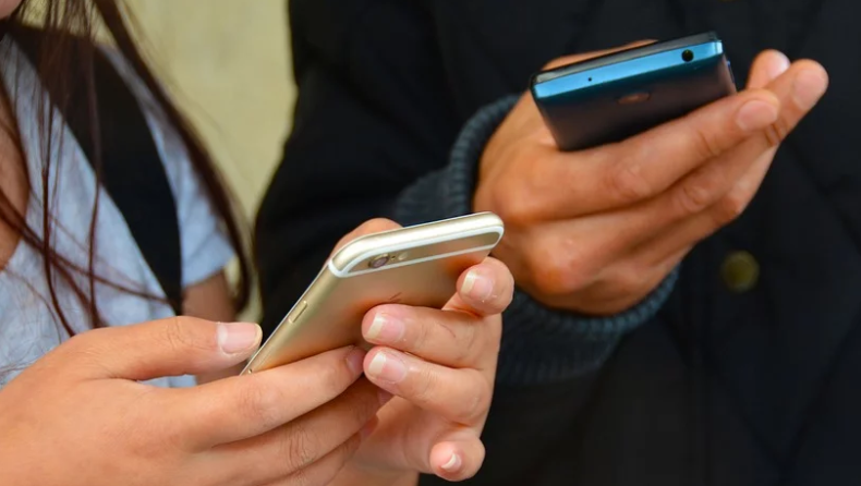 Έρευνα: Η αποστολή SMS στο κινητό απειλεί την ασφάλεια των πεζών, κάθε χρόνο 270.000 χάνουν τη ζωή τους