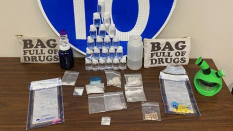 Η αστυνομία βρήκε ναρκωτικά μέσα σε τσάντα που απ' έξω έγραφε: «Τσάντα γεμάτη ναρκωτικά» (pic)
