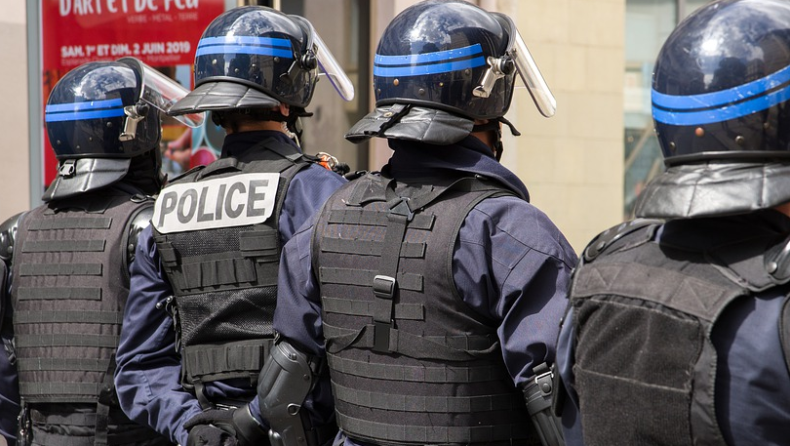 Γαλλία: Άνδρας τραυμάτισε αστυνομικό και τον πυροβόλησαν, μπήκε με μαχαίρι στο τμήμα