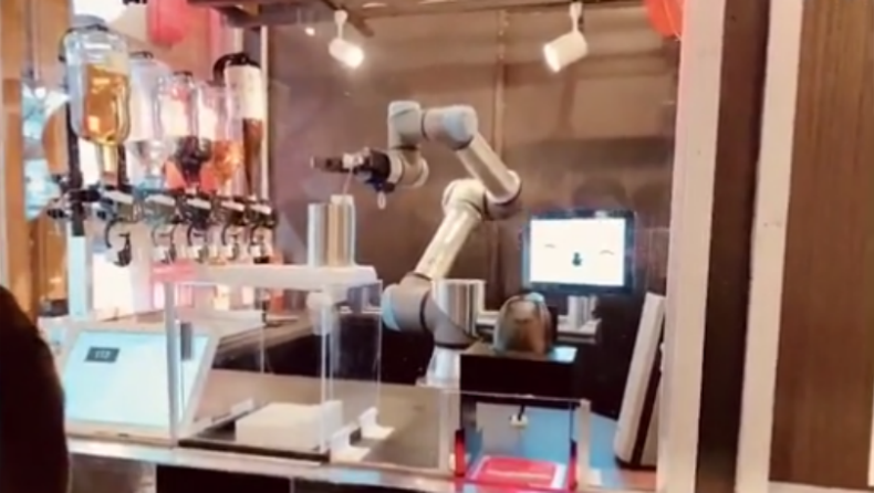 Pub «προσέλαβε» ένα ρομπότ - μπάρμαν (vid)