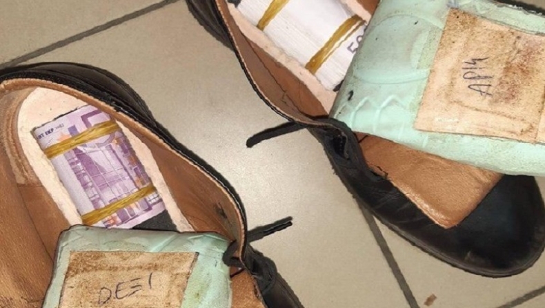 Έβρος: Τούρκος έκρυβε 75.000 ευρώ στους πάτους των παπουτσιών του (pics)