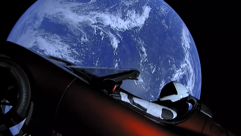 1,6 δισεκατομμύρια χιλιόμετρα με ένα Tesla στο διάστημα (pics & vid)