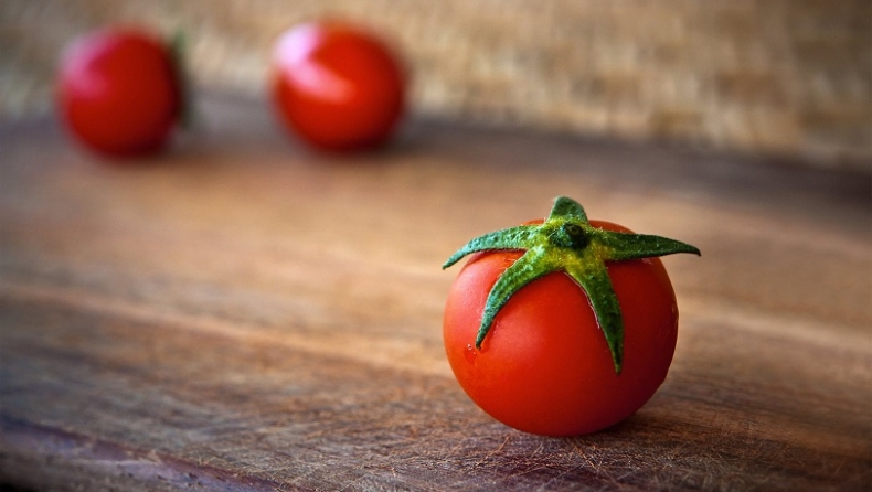 Έμπορος στην Κρήτη έβαλε ταμπέλα: «Απαγορεύεται το μασάζ στην ντομάτα» (pic)