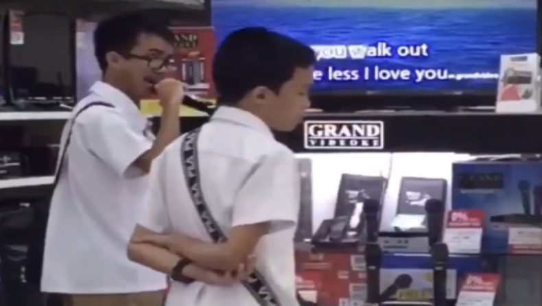 Ταλαντούχος τυφλός μαθητής τραγουδάει ολόσωστα καραόκε σε εμπορικό κέντρο (vid)