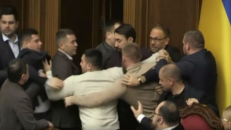 «Έπεσε ξύλο» στη Βουλή της Ουκρανίας, βουλευτές πιάστηκαν στα χέρια (vid)
