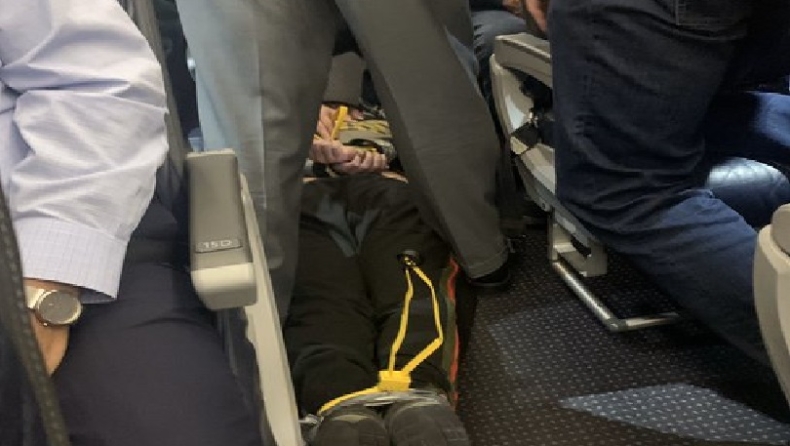 Επιβάτης προσπάθησε να ανοίξει την πόρτα του αεροπλάνου στον αέρα! (pic & vid)