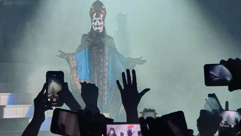 Ο Papa Nihil «πέθανε» στη σκηνή, νέος πάπας ο Cardinal Copia στους Ghost! (pic & vids)