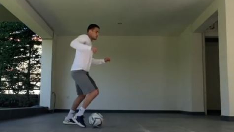 Ολυμπιακός: Ο Ομάρ κάνει... μαγικά κόλπα με την μπάλα στην αυλή του σπιτιού του (vid)