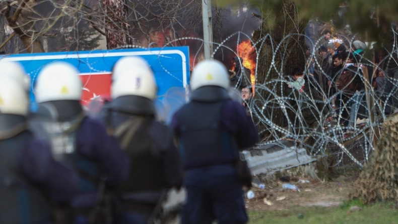 Νέα επεισόδια στον Έβρο: Πετροπόλεμος, δακρυγόνα και... τουρμπίνες-ανεμιστήρες (vids)