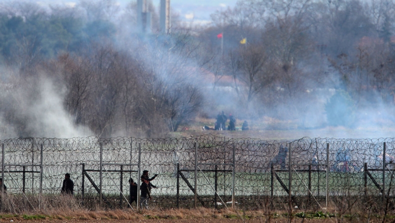 Νέα επεισόδια στον Έβρο με δακρυγόνα και ρίψεις νερού (vids)