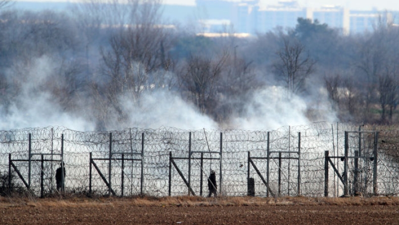 Νέα νύχτα έντασης στον Έβρο: «Βροχή» τα χημικά (vids)