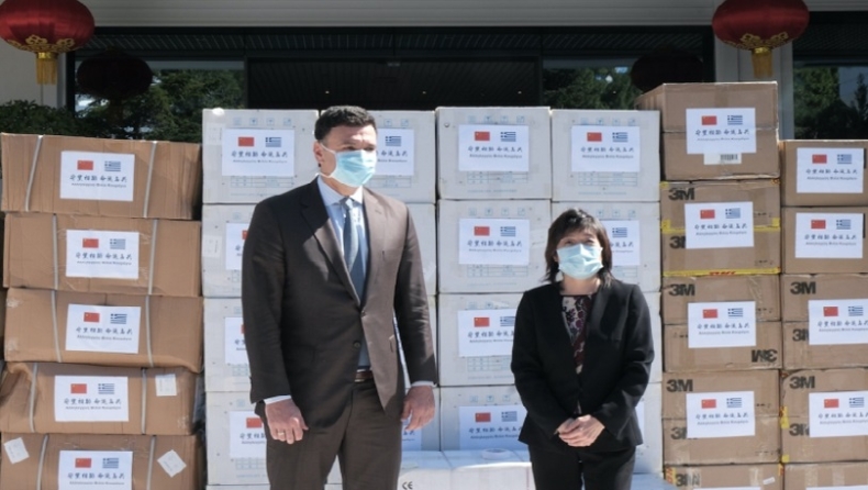 Κορονοϊός: Παραδόθηκαν στον Κικίλια 50.000 μάσκες από την Κίνα (pics)