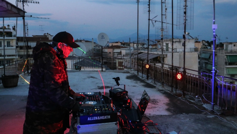 Ταράτσα-party στην Λάρισα: DJ έπαιξε μουσική για τους γείτονες (pics & vid)
