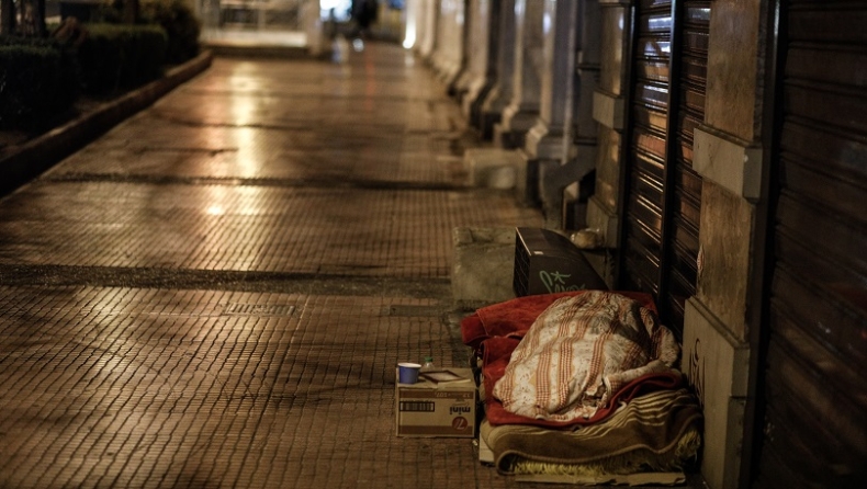 Μόνοι οι άστεγοι κυκλοφορούσαν το βράδυ στους δρόμους της Αθήνας... (pics)