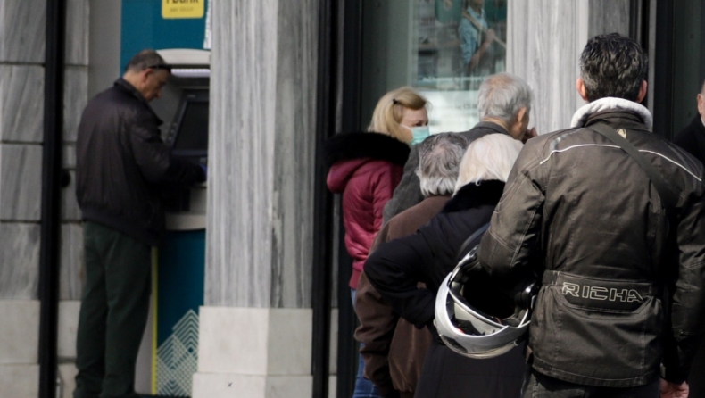 Ηλικιωμένοι συνωστίζονταν και τσακώνονταν έξω από τράπεζα: Χρειάστηκε η επέμβαση της ΕΛΑΣ (vid)