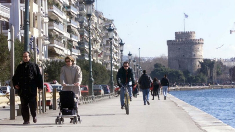 Η παραλία της Θεσσαλονίκης ήταν πάλι γεμάτη κόσμο: «Είναι ανεύθυνο και επικίνδυνο. Δεν το καταλαβαίνουν;» (pics)