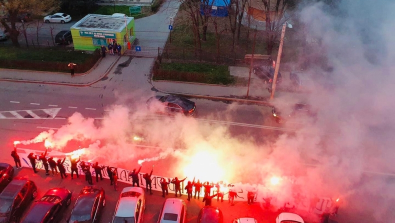 Κορονοϊός: Οπαδοί στήθηκαν έξω από νοσοκομείο με πυρσούς για να στηρίξουν τους γιατρούς (pics)