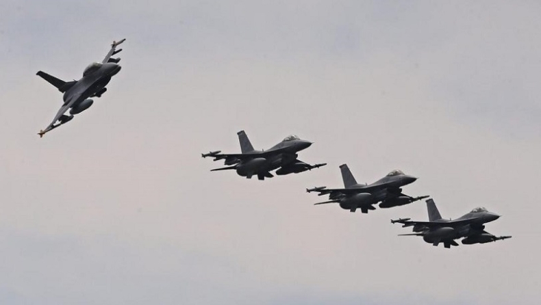 Βίντεο ντοκουμέντο: Τουρκικά F-16 παρενοχλούν ελληνικό ελικόπτερο (vids)