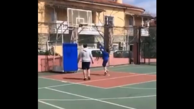 Εφές: Ο Αταμάν παίζει μπάσκετ με τον γιο του σε ανοιχτό γηπεδάκι (vid)