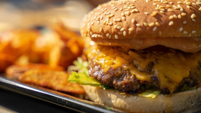 #ΜένουμεΣπίτι: Δοκιμάζουμε 5 συνταγές για burger από τον σεφ Παύλο Τζάνο!