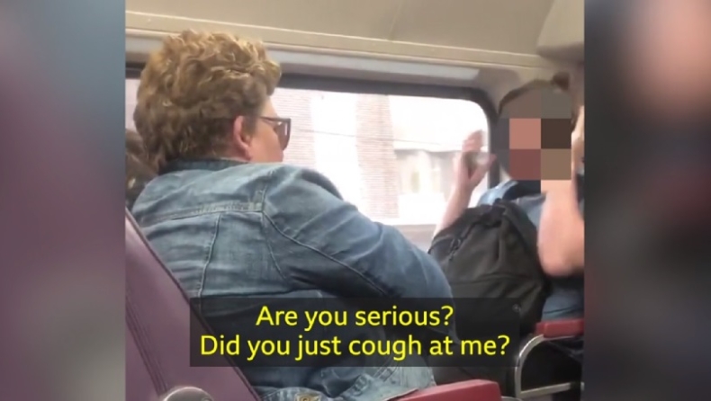 Γυναίκα στο τρένο βήχει στη μούρη επιβάτη που της είπε να βάζει το χέρι της μπροστά και τσακώνονται (vid)