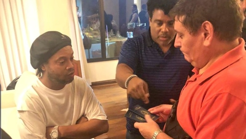 Ροναλντίνιο: Τον έπιασαν με πλαστό διαβατηριο στην Παραγουάη! (pics & vid)