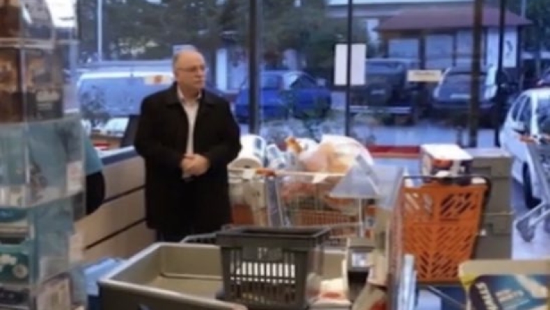 Τα άκουσε ο Παπαδημούλης επειδή δεν ήταν σε καραντίνα, αλλά πήγε σούπερ μάρκετ (pics & vid)