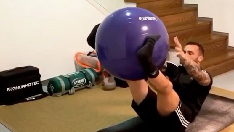 Γκιγιέρμε: Κοιλιακοί με μπάλα στο σπίτι! (vid)