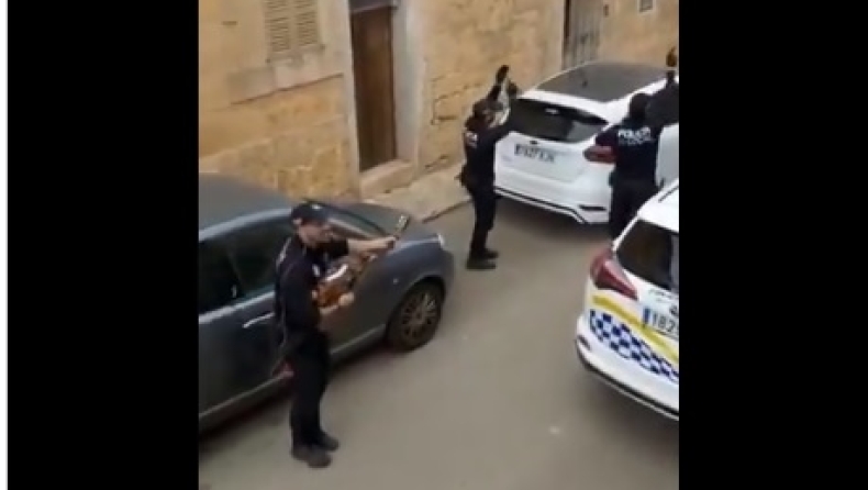 Κορονοϊός: Θεοί αστυνομικοί στη Μαγιόρκα τραγουδάνε στον κόσμο που μένει σπίτι του (vid)