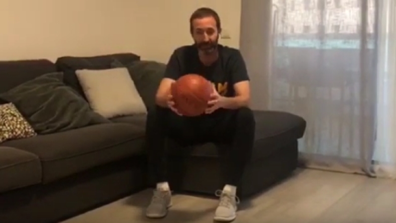 Κορονοϊός: Ασκήσεις με μπάλα μπάσκετ στο σαλόνι (vids)