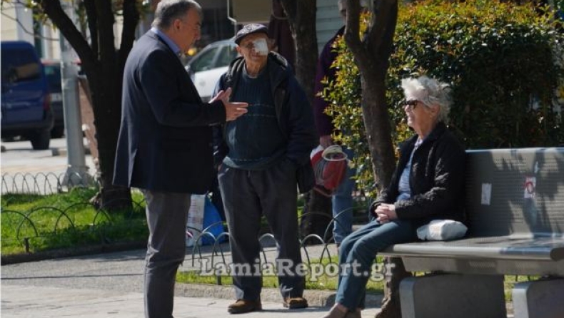 Ο δήμαρχος Λαμίας βγήκε στις πλατείες για να μαζέψει τους ηλικιωμένους (pics & vid)