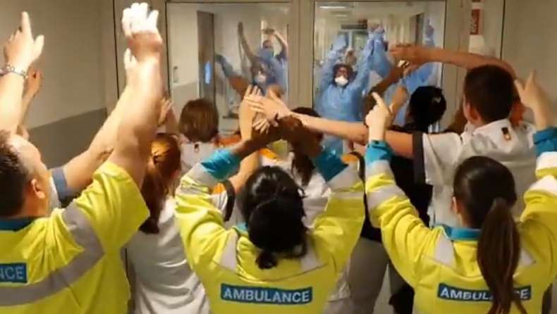 Κορονοϊός: Νοσηλευτές τραγούδησαν το «You 'll never walk alone» στους ήρωες γιατρούς! (vid)