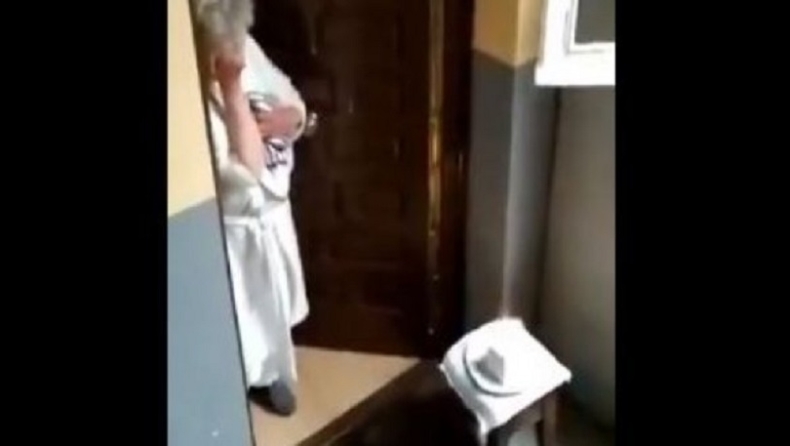 Κορονοϊός: Γείτονες έκαναν έκπληξη γενεθλίων σε 80χρονη αφήνοντας τούρτα στην πόρτα της (vid)