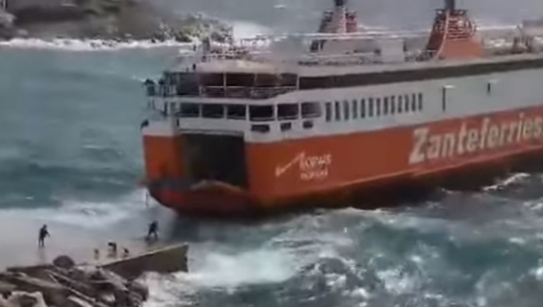 Σίκινος: Πλοίο παλεύει με τα κύματα για να δέσει στο λιμάνι (vid)
