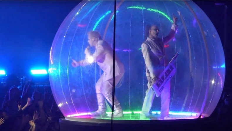 Ο τραγουδιστής των Rammstein βγήκε στη σκηνή μέσα σε μια «τεράστια φούσκα για τον κορονοϊό» (vid)